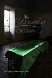 Image du Maroc Professionnelle de  Le tombeau couvert d'un tissu vert du saint Sidi Bousmara située à l'intérieur du sanctuaire de la koubba dans la Médina de Casablanca. C’est ici qu’affluent les membres de la famille d’un souffrant  avec leurs offrandes dans l’espoir d’une guérison. Le saint marabout est visité depuis longtemps par tous ceux qui sont atteint de la rage convergent vers ce lieu et plante un clou sur l’arbre, ou sur le mur dans l’attente d’un rétablissement. La légende raconte qu’un vieux pèlerin à la barbe blanche drapé de blanc frappa alors le sol avec son bâton et une source jaillit du sol. Il s’installe à Casablanca au milieu du cimetière et plante un caoutchouc qui devint rapidement gigantesque à Casablanca, Vendredi 3 Février 2017. (Photo / Abdeljalil Bounhar)